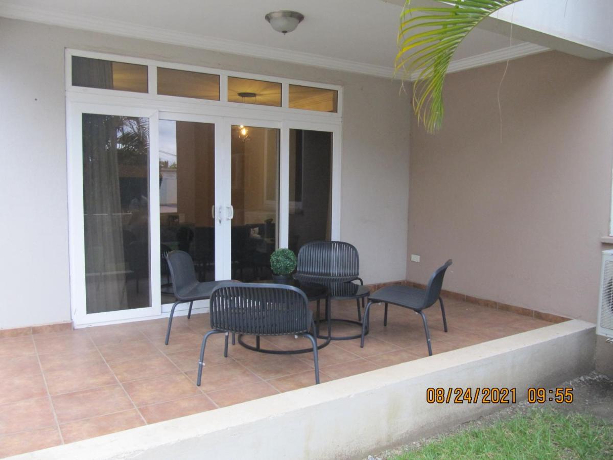 Bertha'S Court D-Plus Apartments Dzorwulu Екстер'єр фото